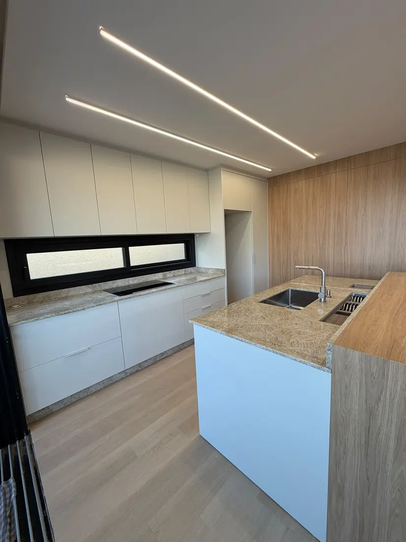 Cozinha planejada com ilha e tampo em quartzito